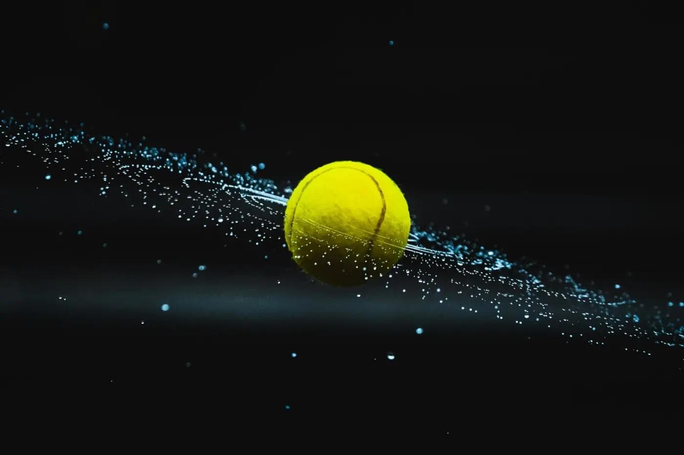 Bola de ténis em impacto, a força do momento decisivo