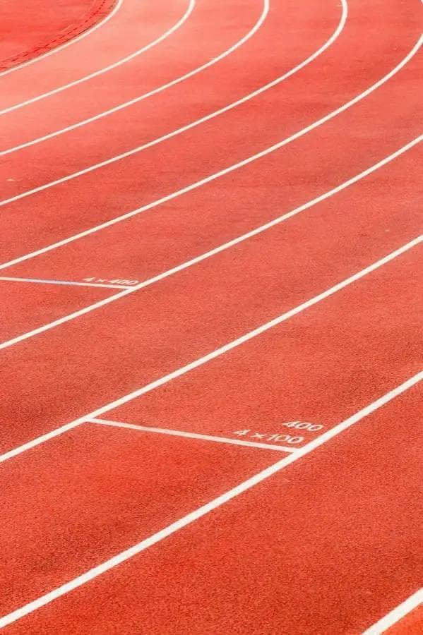 Pista de atletismo ao amanhecer, o palco da exigência diária
