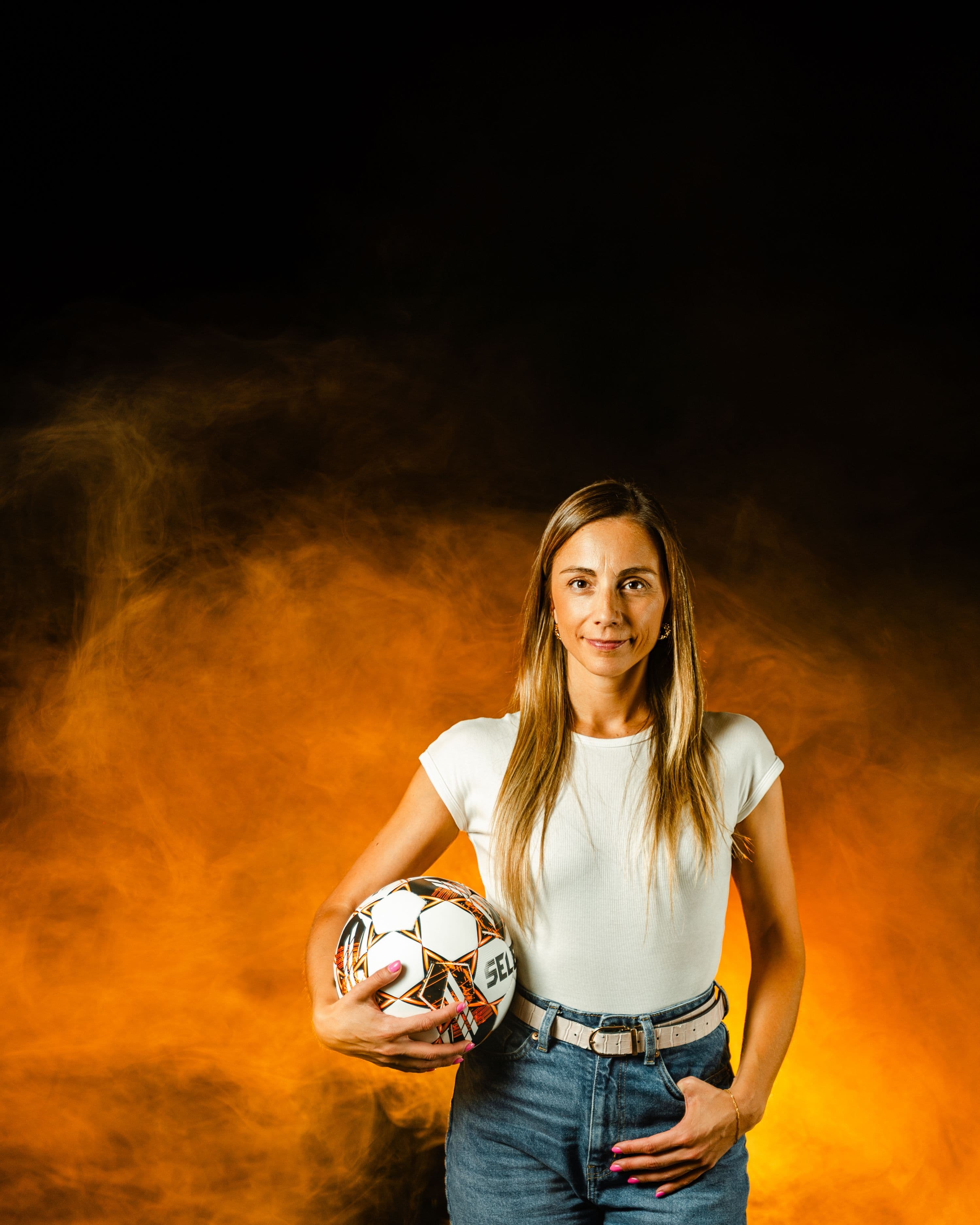 Filipa Marques com uma bola de futebol
